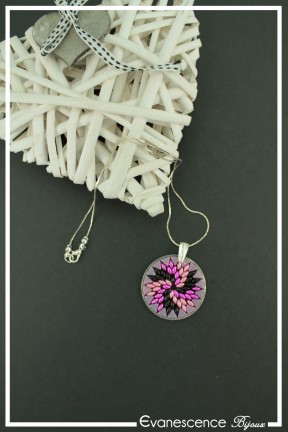 pendentif-proudy-couleur-fuchsia-rose-et-noir-sur-fond-noir