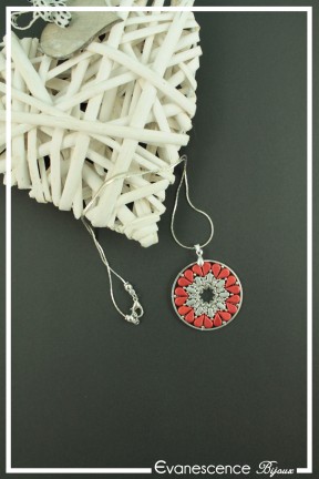 pendentif-coeur-couleur-rouge-et-argent-sur-fond-noir