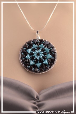 pendentif-victoire-couleur-noir-et-turquoise-porte-zoom