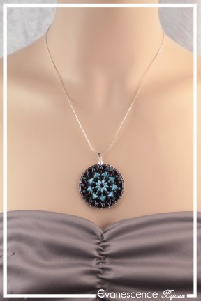 pendentif-victoire-couleur-noir-et-turquoise-porte