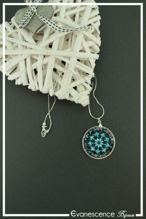 pendentif-victoire-couleur-noir-et-turquoise-sur-fond-noir