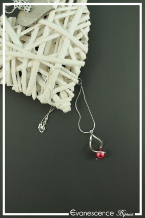 pendentif-maou-couleur-rouge-et-argent-sur-fond-noir