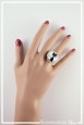 bague-reglable-bebe-chat-couleur-blanc-et-noir-portee