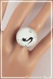 bague-reglable-chat-qui-s-etire-modele-2-couleur-blanc-et-noir-portee-zoom