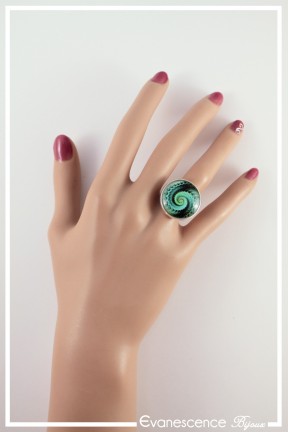 bague-reglable-spirales-couleur-noir-et-vert-portee