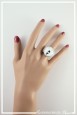 bague-reglable-chat-qui-fait-la-boule-couleur-blanc-et-noir-portee