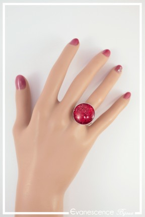 bague-reglable-paillettes-couleur-rouge-portee