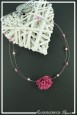 collier-en-fil-cable-fifa-couleur-fuchsia-et-blanc-sur-fond-noir