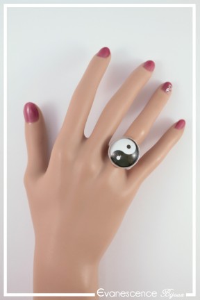 bague-reglable-yin-yang-couleur-noir-et-blanc-portee