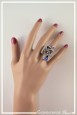 bague-reglable-juno-couleur-argent-et-bleu-roi-portee