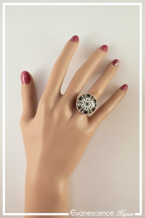bague-reglable-roue-fleurie-couleur-blanc-et-noir-portee