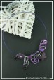 tour-de-cou-cable-dory-couleur-violet-et-argent-sur-fond-noir