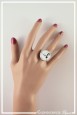 bague-reglable-chat-qui-fait-la-roue-couleur-blanc-et-noir-portee