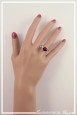 bague-reglable-eva-couleur-bordeaux-portee