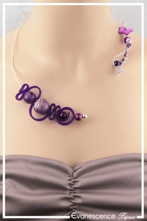 collier-en-metal-carbone-couleur-violet-et-argent-porte