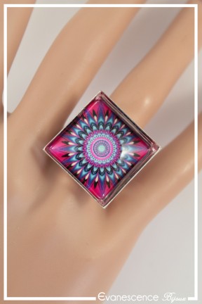 bague-reglable-mandala-carre-couleur-fuchsia-et-bleu-portee-zoom