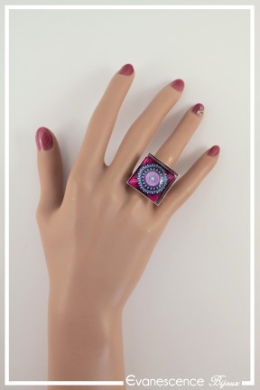 bague-reglable-mandala-carre-couleur-fuchsia-et-bleu-portee