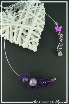 collier-en-metal-carbone-couleur-violet-et-argent-sur-fond-noir