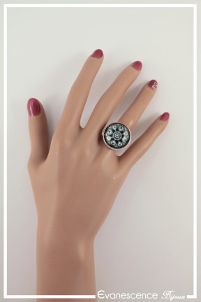 bague-reglable-fleur-en-roue-couleur-noir-et-blanc-portee