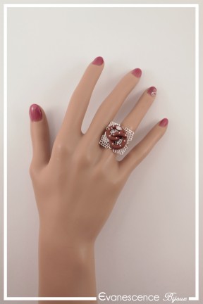 bague-reglable-bretzel-couleur-marron-et-blanc-portee