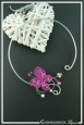 collier-en-aluminium-kami-couleur-blanc-et-fuchsia-sur-fond-noir