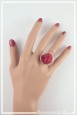 bague-reglable-plume-couleur-rouge-paillettes-filamenteuses-portee