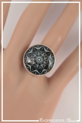 bague-reglable-roue-psychedelique-couleur-noir-et-blanc-portee-zoom