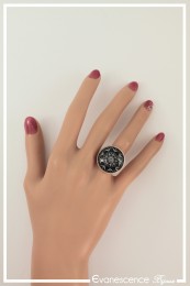 bague-reglable-roue-psychedelique-couleur-noir-et-blanc-portee