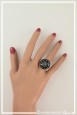 bague-reglable-roue-psychedelique-couleur-noir-et-blanc-portee