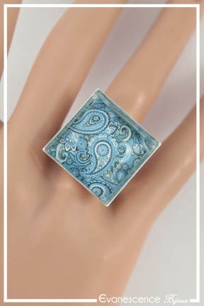 bague-reglable-cachemire-carre-couleur-bleu-et-blanc-portee-zoom