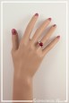 bague-reglable-eva-couleur-rouge-portee