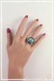 bague-reglable-plume-de-paon-couleur-vert-et-bleu-portee