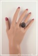 bague-reglable-goldy-couleur-gris-fonce-portee