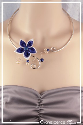 collier-margot-couleur-ivoire-et-bleu-roi-porte