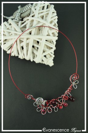 collier-cachou-couleur-rouge-et-argent-fond-noir