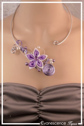 collier-tanga-couleur-blanc-et-mauve-porte