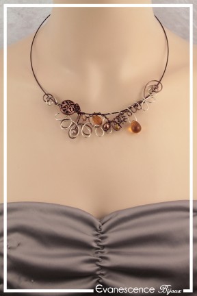 collier-cachou-couleur-chocolat-et-champagne-porte