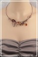 collier-cachou-couleur-chocolat-et-champagne-porte