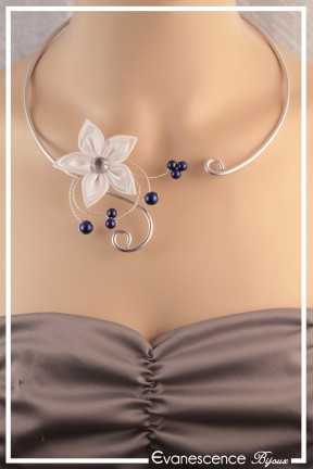 collier-margot-couleur-blanc-et-bleu-roi-porte