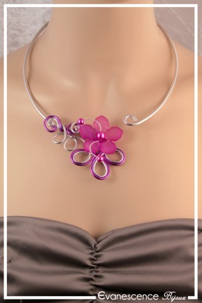 collier-lili-couleur-argent-et-fuchsia-porte