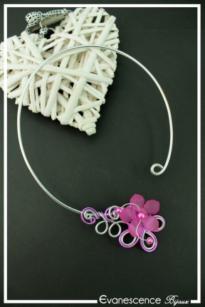 collier-lili-couleur-argent-et-fuchsia-fond-noir