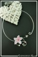 collier-margot-couleur-blanc-et-rose-fond-noir