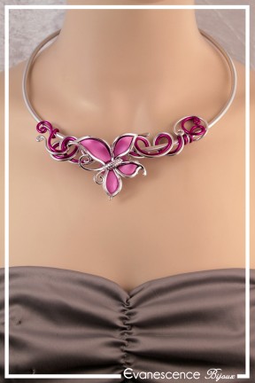 collier-astrapi-couleur-argent-et-fuchsia-porte