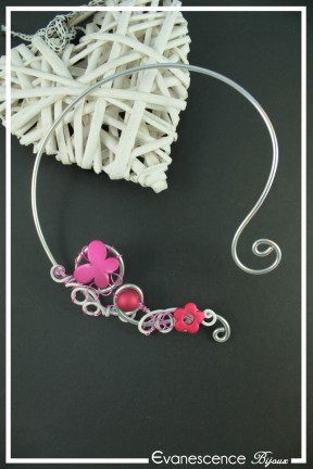 collier-en-aluminium-voxy-couleur-blanc-et-fuchsia-sur-fond-noir