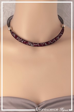 collier-frimousse-couleur-noir-et-rouge-porte