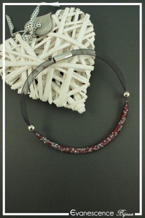 collier-frimousse-couleur-noir-et-rouge-fond-noir