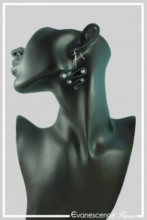 boucles-d-oreilles-en-aluminium-serpent-couleur-noir-et-blanc-portees