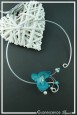 collier-en-aluminium-fada-couleur-blanc-et-turquoise-sur-fond-noir