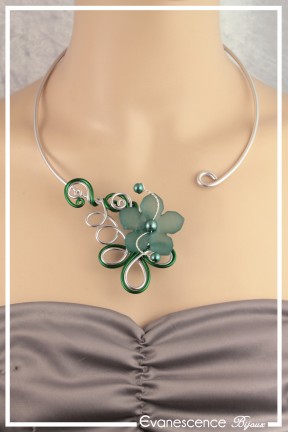 collier-lili-couleur-argent-et-vert-emeraude-porte