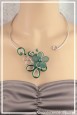 collier-lili-couleur-argent-et-vert-emeraude-porte